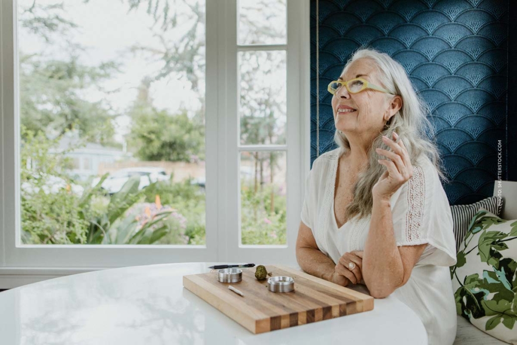 cannabis-anbau-frau-raucht-eigenanbau-selbst-angebaut-kuche-lachen